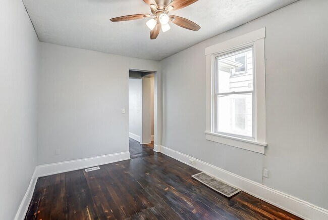 Building Photo - Four Bedroom Available in Dayton!