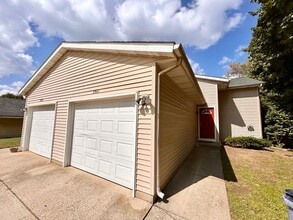 Building Photo - Four Bedroom Duplex in Cascade