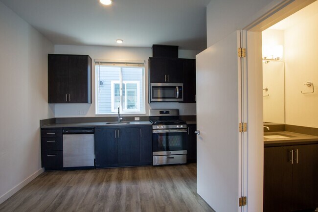 Building Photo - St. Johns-Sleek Modern Townhouse Ready Now!