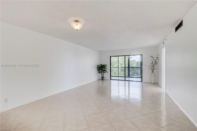 Building Photo - 2205 S Cypress Bend Dr