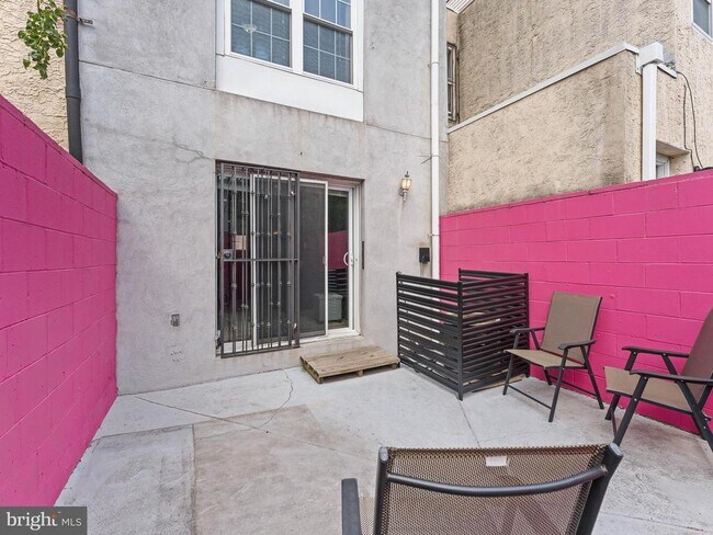 Building Photo - 1422 Montrose St