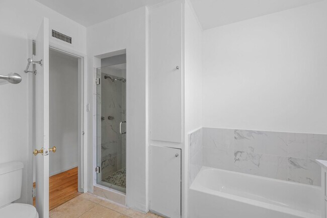 Building Photo - 15826 Magnolia Blvd