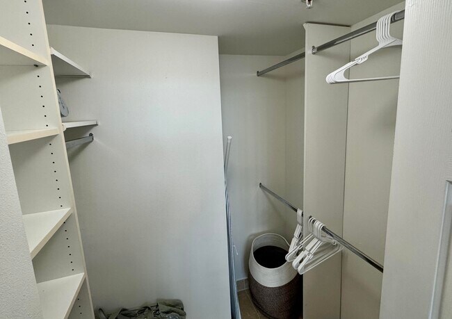 Building Photo - 625 Casa Loma Blvd