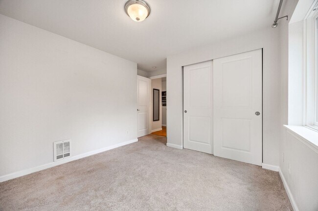 Building Photo - Location, Location!! 2-bedroom Condo in Ma...