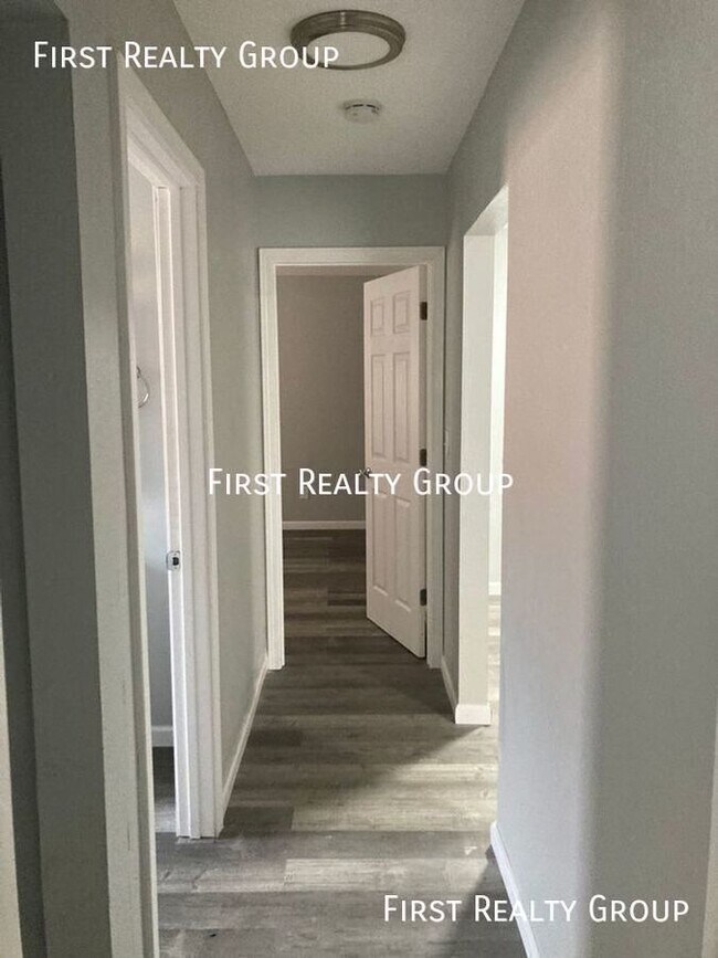 Building Photo - 305 N Broadway-#4