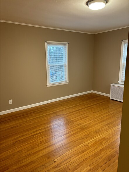 Master bedroom - beautiful hardwood floors - 28 Newman St