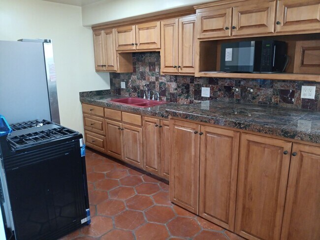 Building Photo - 3 Bedroom, 1 Bath Home Located in NE ABQ! ...