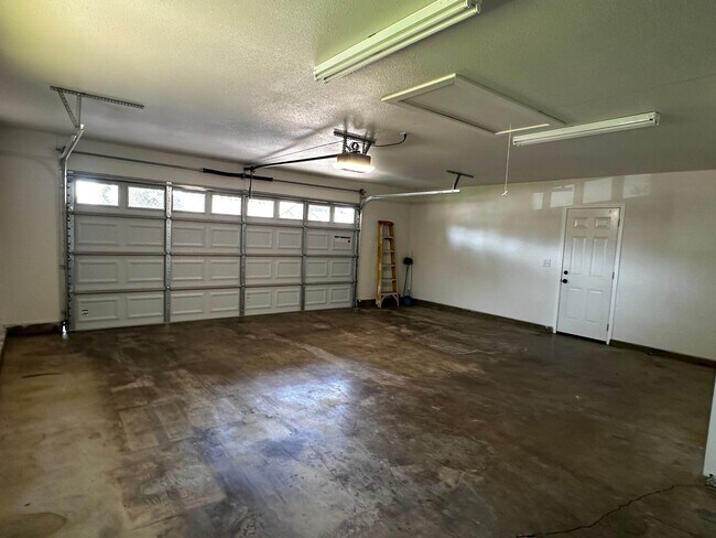 Building Photo - Beautiful Vintage home just 1 block from t...