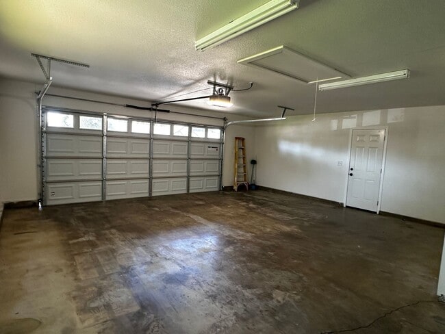 Building Photo - Remodeled Vintage home just 1 block from t...