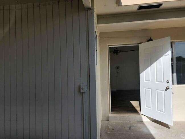 Building Photo - 117 SW 7th Ave