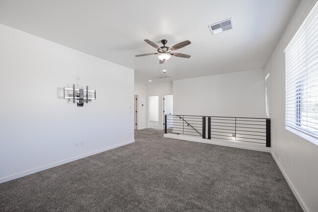 Building Photo - 1409 E Shangri La Rd