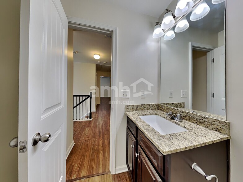 Building Photo - 402 Cleburne Pl