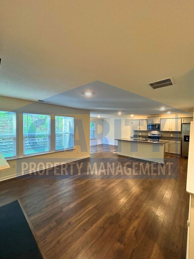 Building Photo - Four-bedroom home in a spacious cul-de-sac lot!
