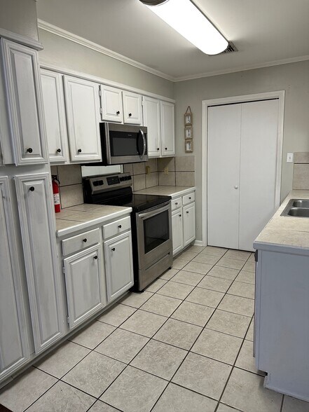 Kitchen - 412 Cane Dr