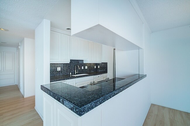 Building Photo - 2Bd/1.75Ba Kirkland Condo