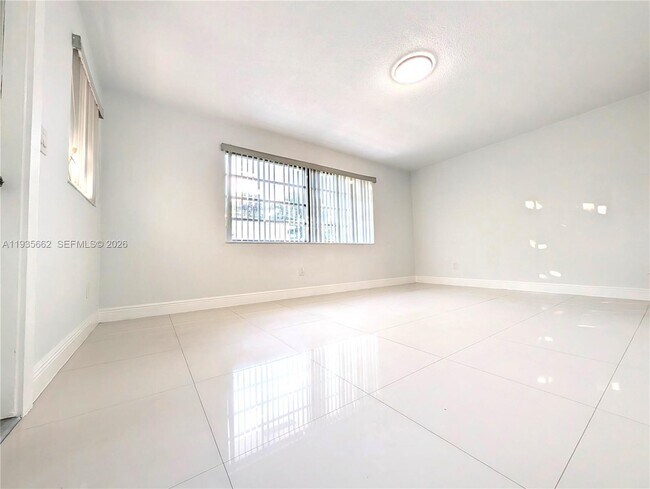 Building Photo - 512 SW 7th St