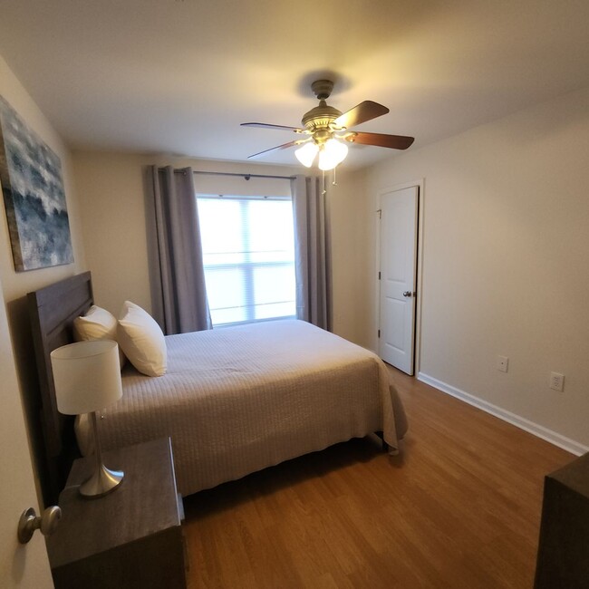 Building Photo - FURNISHED 2 Bedroom, 2 Bath Condo Off of F...