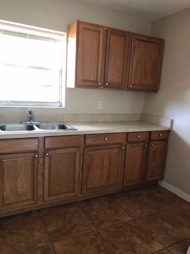 Building Photo - 2 Bed 1 Bath Home Pet Friendly With Washer...