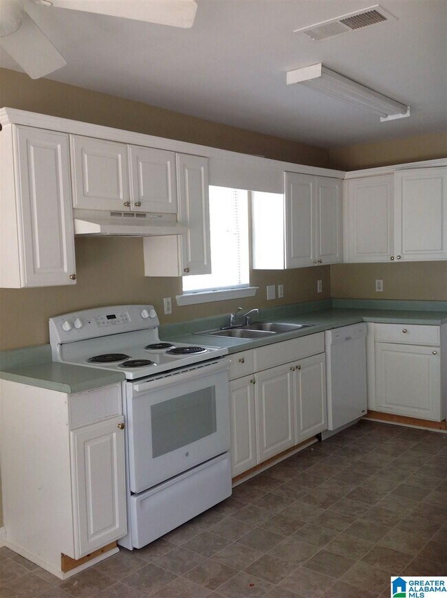 Building Photo - 200 Willow Point Cir