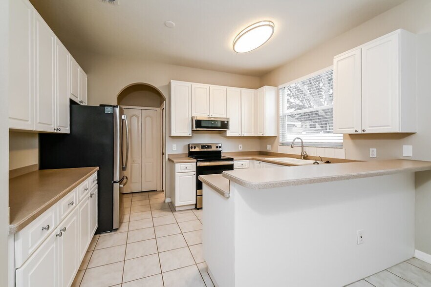 Building Photo - 9826 White Barn Way