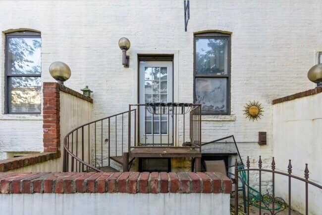 Building Photo - 222-224 48TH ST-
