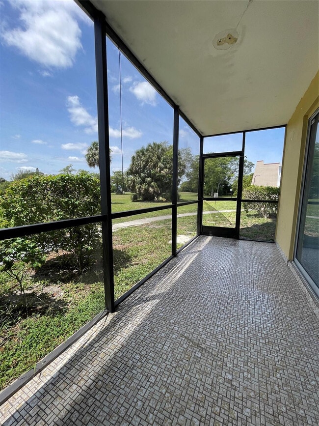 Building Photo - 4158 Inverrary Dr