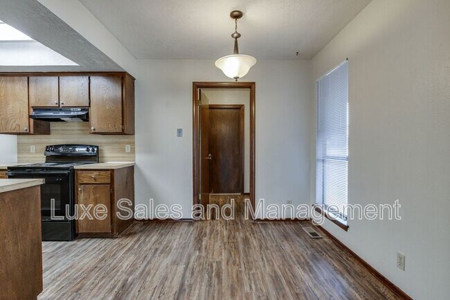 Building Photo - 6004 Paramount Dr