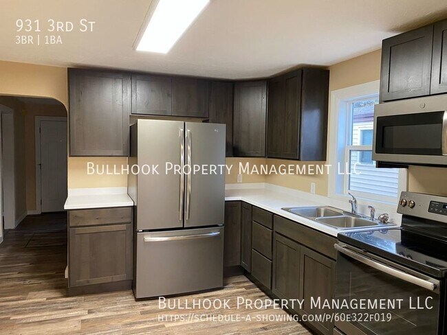 Building Photo - Beautifully updated 3 bedroom house with w...