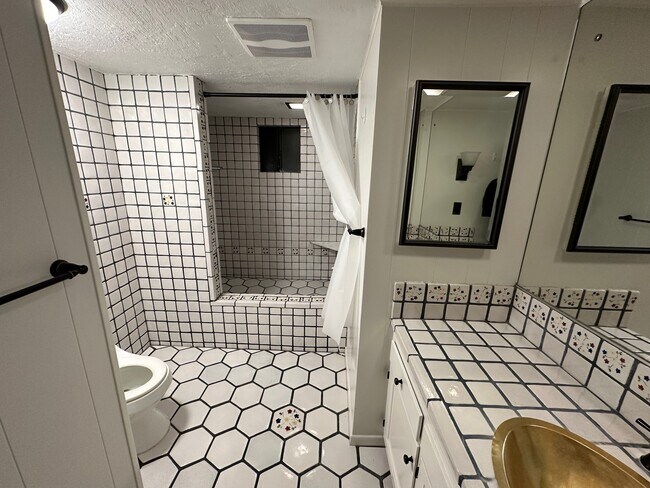 Building Photo - 19 Bronco Dr