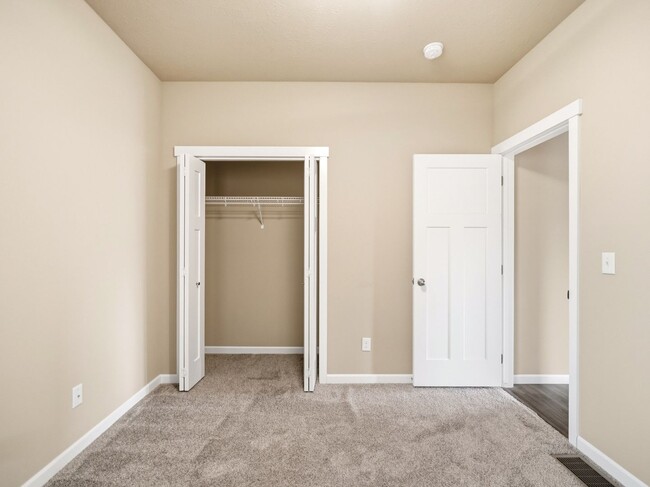 Building Photo - Spacious 5-Bedroom Home with Private Yard & Parking in Spokane