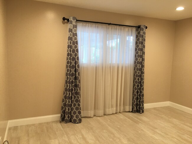 Building Photo - Single Story 3 Bedroom 2.5 Bath Home,