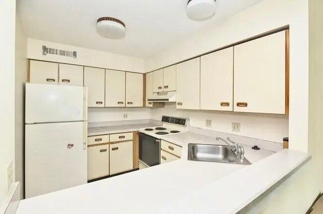 Building Photo - 50 S Common St