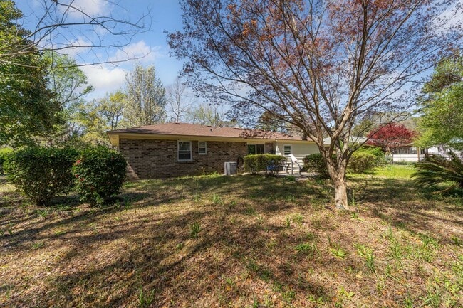 Building Photo - AVAILABLE NOW! (Pet Friendly)