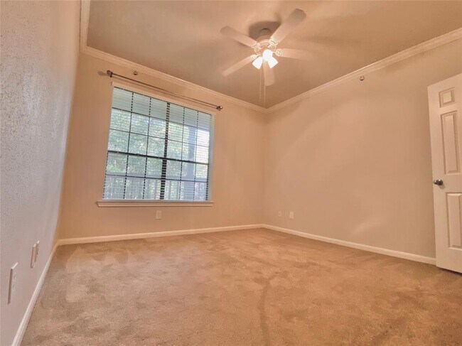 Building Photo - 2255 Braeswood Park Dr