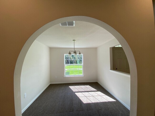 Building Photo - Great new rent on 4/2! Desirable SW Ocala Neighborhood 4/2/2 *WON'T LAST*