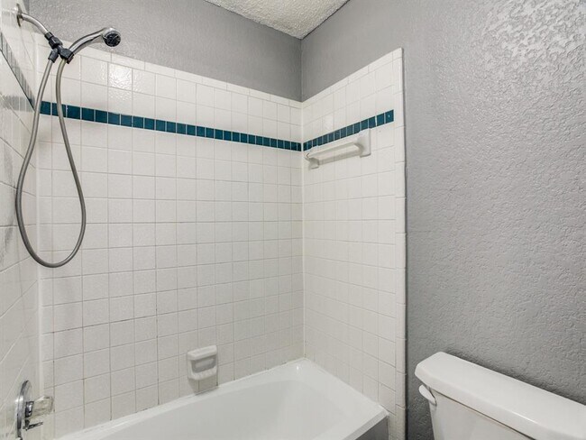 Building Photo - 6607 W Lynn Creek Dr