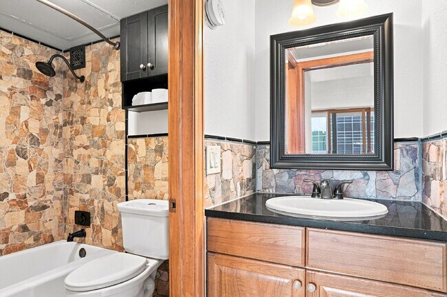 Building Photo - $1,395.95 - 1 Bed, 1 Bath Condo in Downtown Denver with Central AC, and Building amenities.
