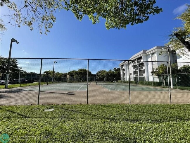 Building Photo - 711 N Pine Island Rd