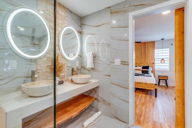 Building Photo - 1814 NW 14th Ave