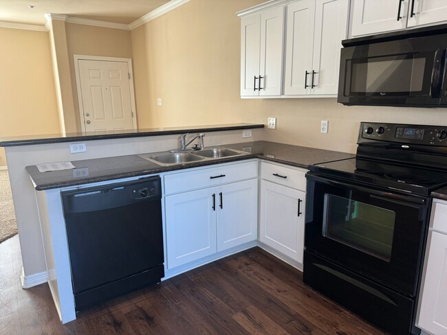 Building Photo - JULY MOVE IN - Spacious 3 Bedroom 3.5 Bath...