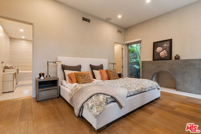 Building Photo - 329 Westbourne Dr