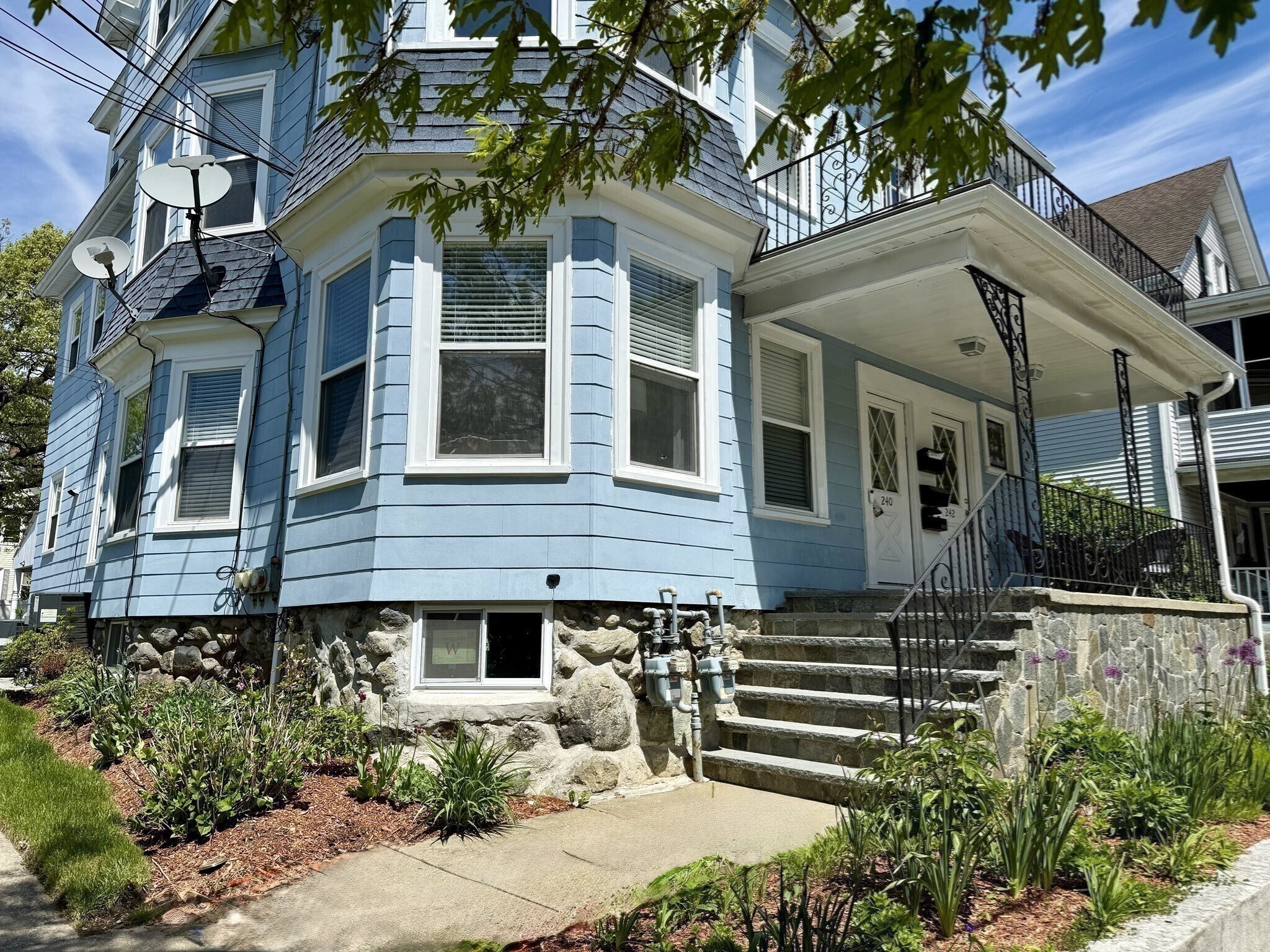 Building Photo - 242 Brown St