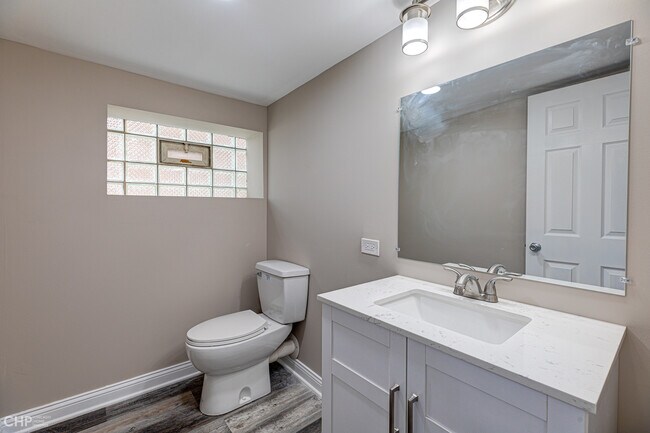 Building Photo - 5812 W 63rd Pl