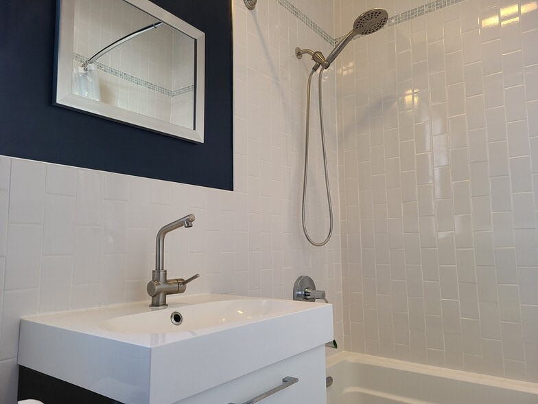 Shower Wand - 530 Tompkins Ave