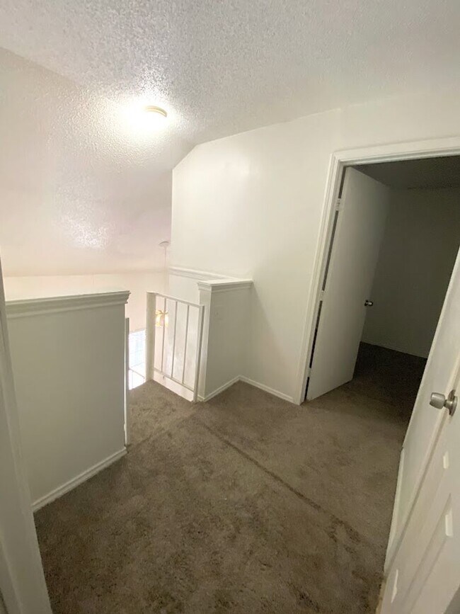 Building Photo - WATERFORD WEST CAMPUS - 4 BEDROOM - $2800