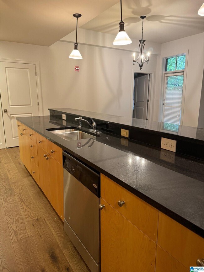 Building Photo - 1040 Broadway St