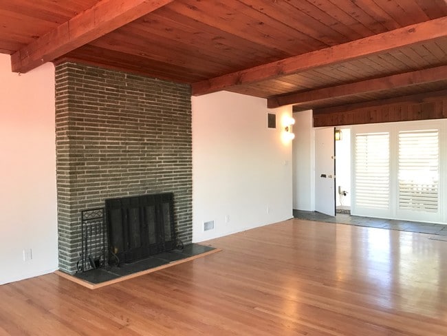 Open concept living room/dining room - 926 Crestview Dr