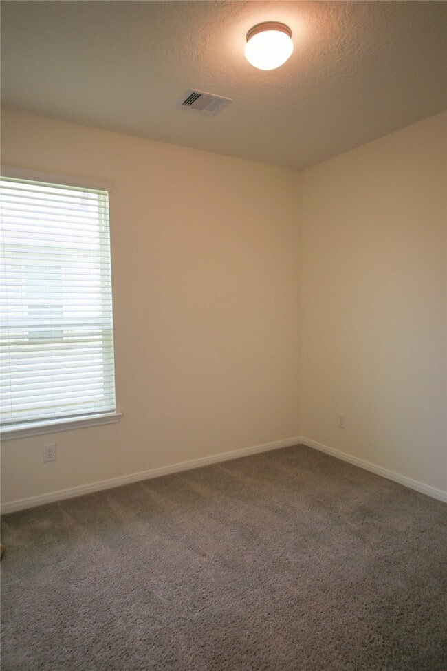 Building Photo - 27638 Mesabe Dr