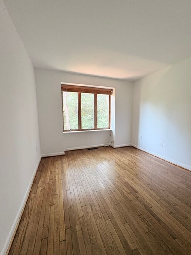 Building Photo - 2071 Golf Course Dr