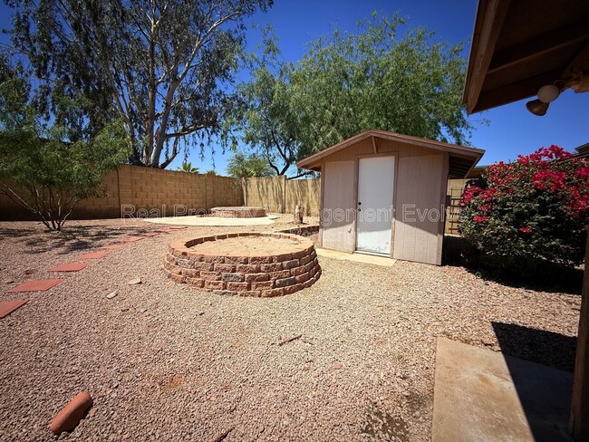 Building Photo - 2401 W Fremont Dr